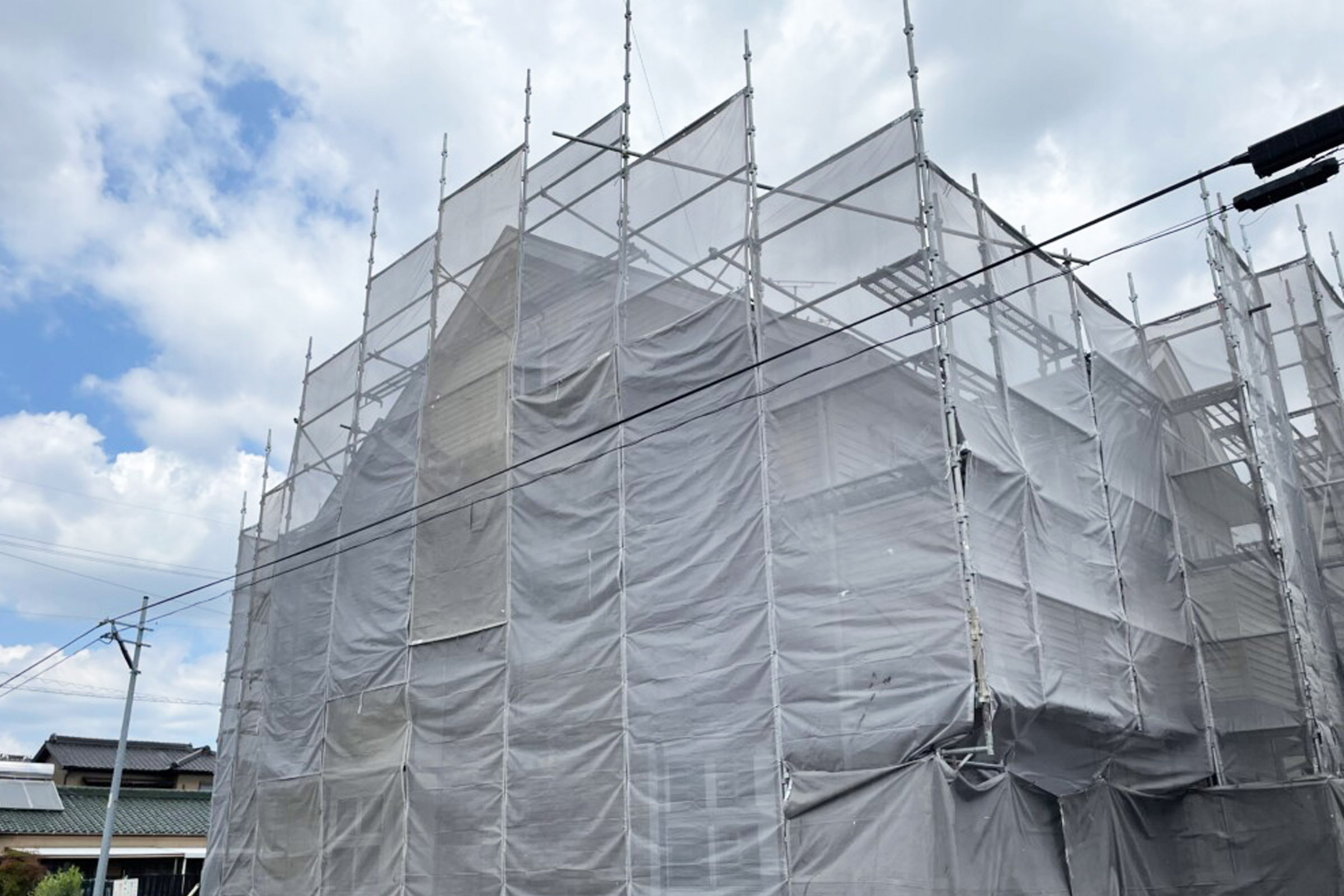 私たちは、日々進化を遂げる新進気鋭の総合塗装工事企業です。戸建住宅からマンション、民間施設、商業施設まで。一級塗装技能士のプロフェッショナル職人集団が卓越した技術が外壁・屋根に活力を取り戻します。外壁・屋根の塗装・防水工事の事なら私たち上康工業にお任せください