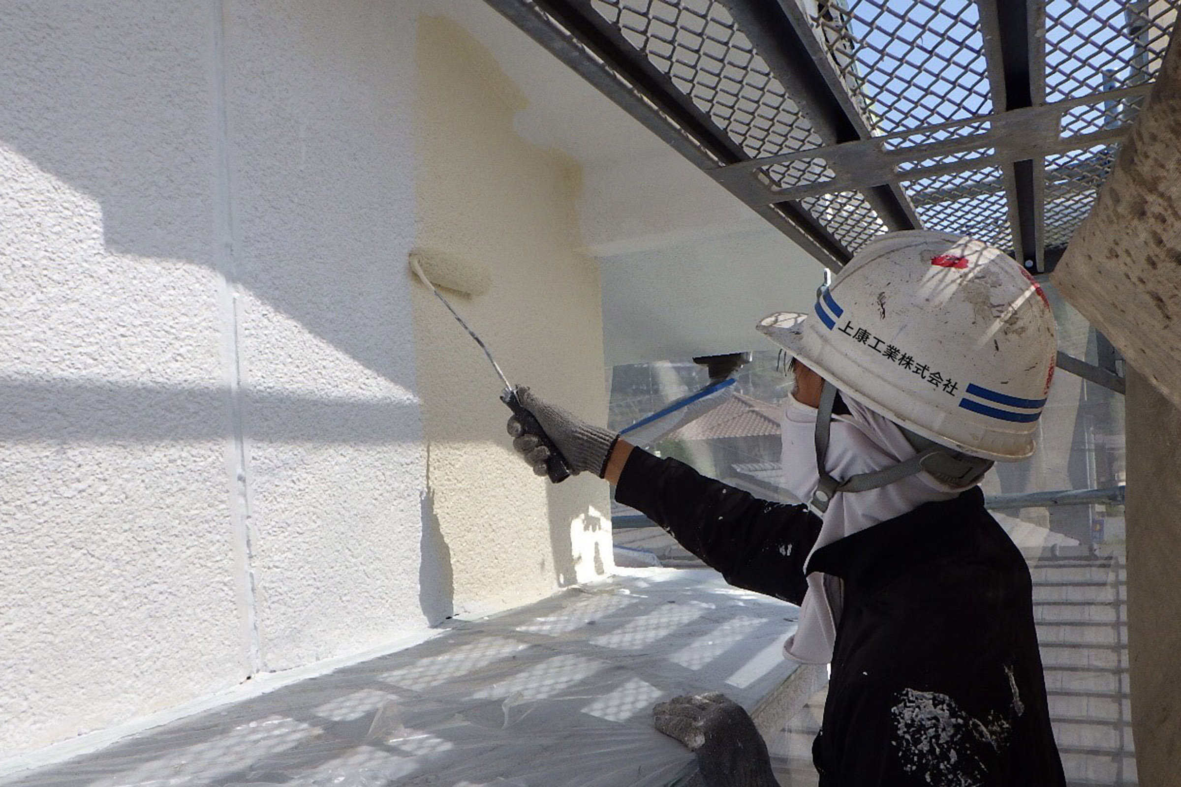 私たちは、日々進化を遂げる新進気鋭の総合塗装工事企業です。戸建住宅からマンション、民間施設、商業施設まで。一級塗装技能士のプロフェッショナル職人集団が卓越した技術が外壁・屋根に活力を取り戻します。外壁・屋根の塗装・防水工事の事なら私たち上康工業にお任せください