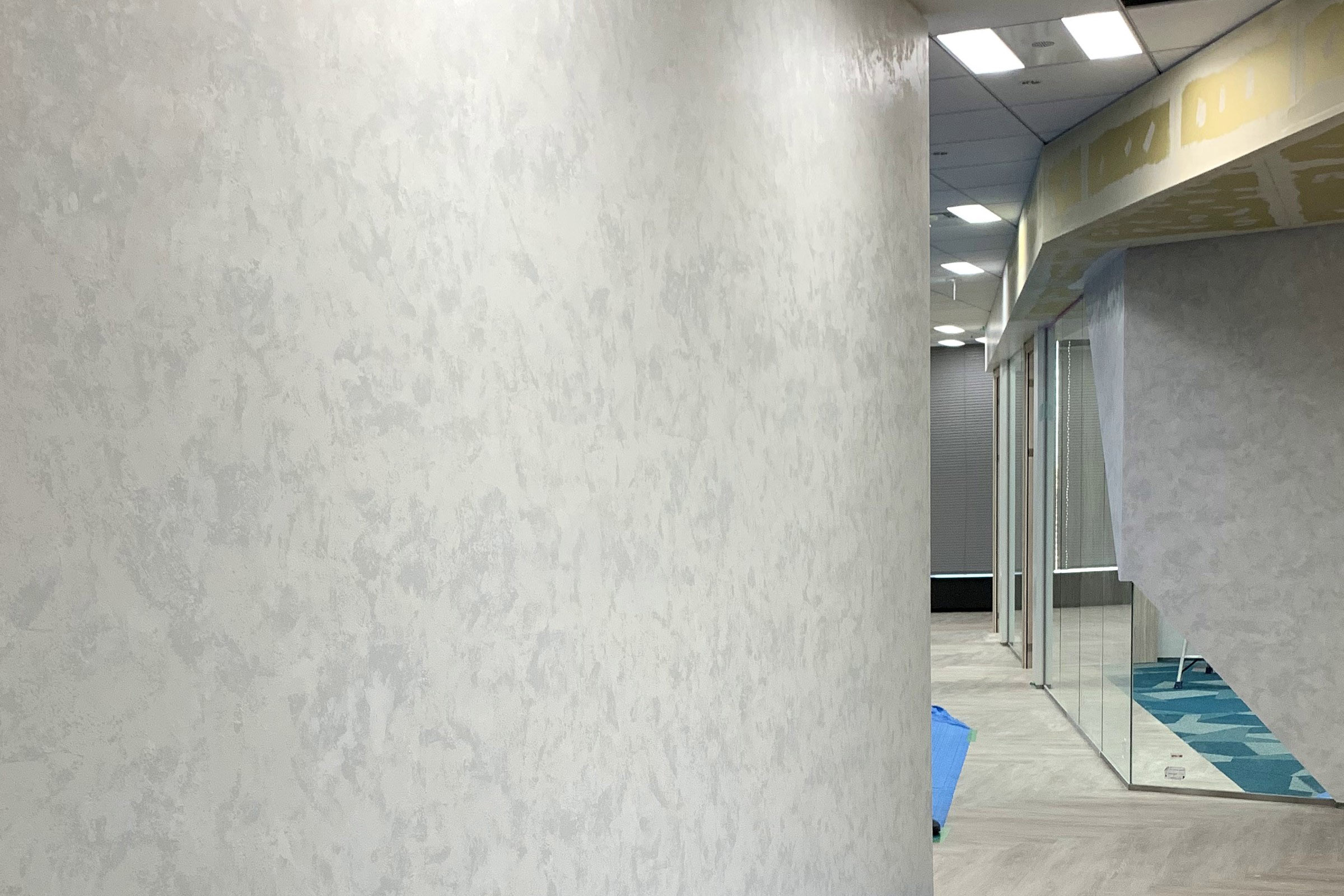 私たちは、日々進化を遂げる新進気鋭の総合塗装工事企業です。戸建住宅からマンション、民間施設、商業施設まで。一級塗装技能士のプロフェッショナル職人集団が卓越した技術が外壁・屋根に活力を取り戻します。外壁・屋根の塗装・防水工事の事なら私たち上康工業にお任せください