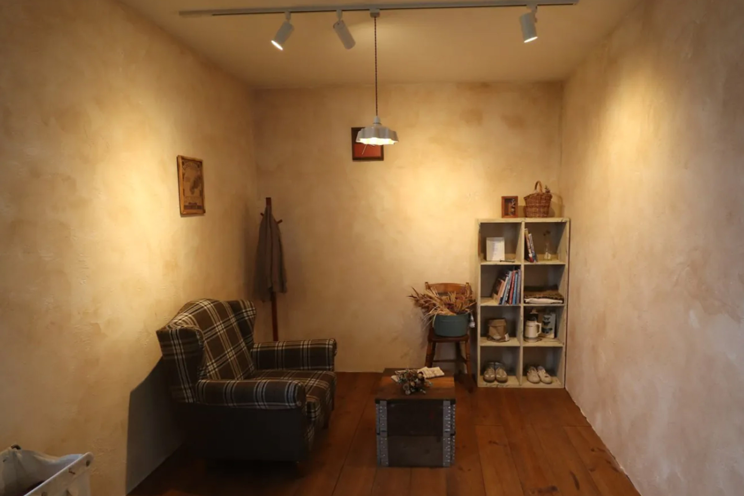 私たちは、日々進化を遂げる新進気鋭の総合塗装工事企業です。戸建住宅からマンション、民間施設、商業施設まで。一級塗装技能士のプロフェッショナル職人集団が卓越した技術が外壁・屋根に活力を取り戻します。外壁・屋根の塗装・防水工事の事なら私たち上康工業にお任せください