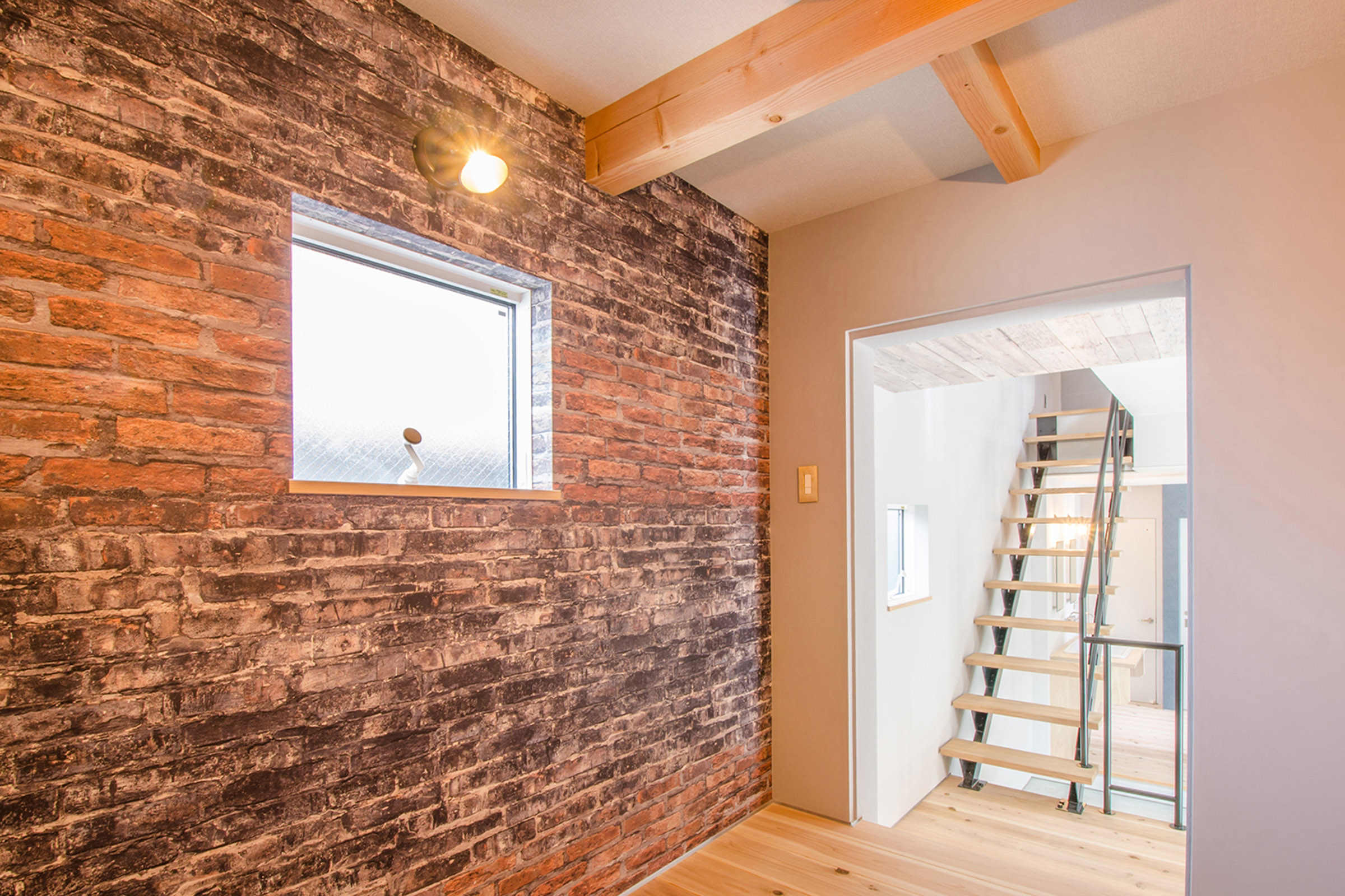 私たちは、日々進化を遂げる新進気鋭の総合塗装工事企業です。戸建住宅からマンション、民間施設、商業施設まで。一級塗装技能士のプロフェッショナル職人集団が卓越した技術が外壁・屋根に活力を取り戻します。外壁・屋根の塗装・防水工事の事なら私たち上康工業にお任せください