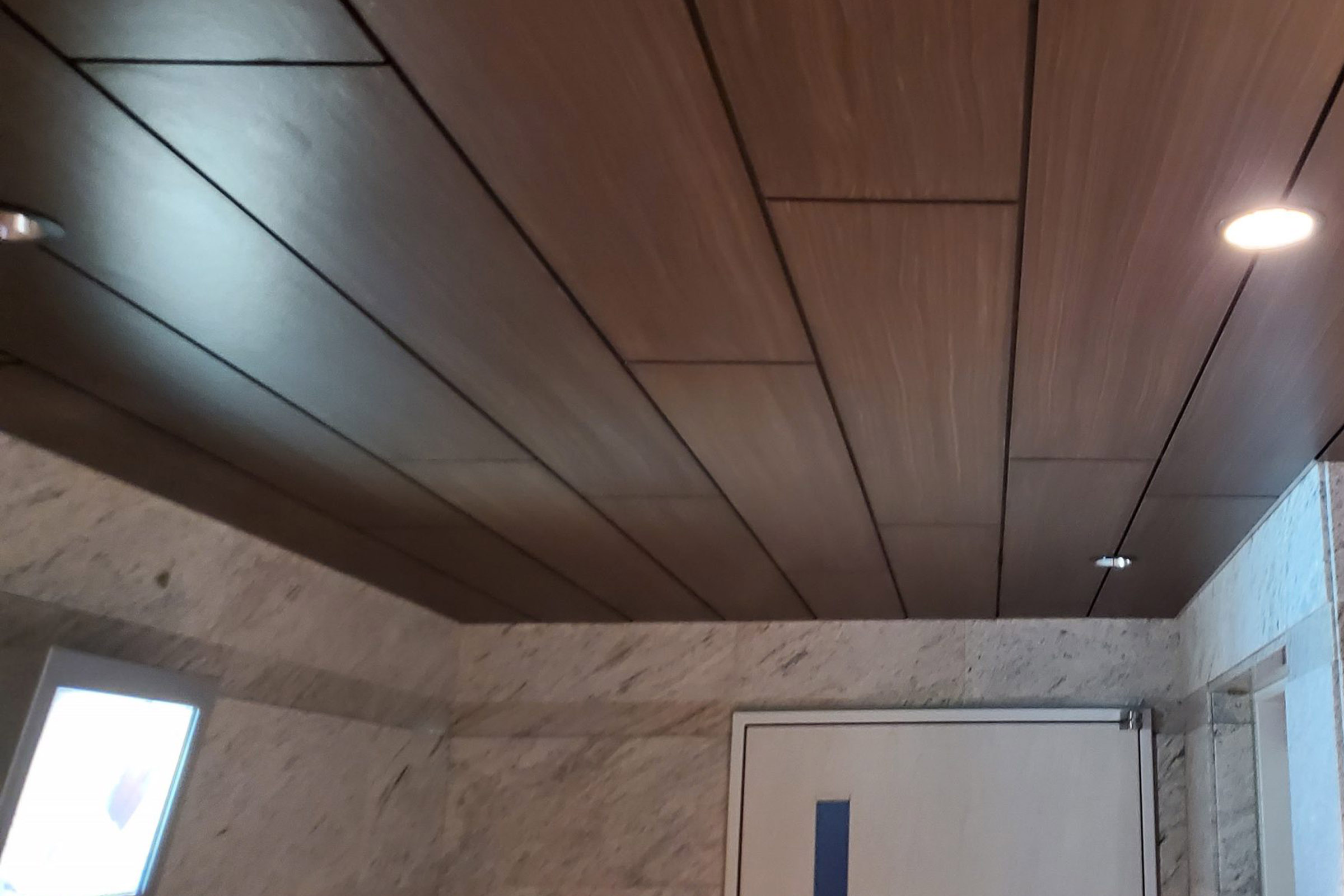 私たちは、日々進化を遂げる新進気鋭の総合塗装工事企業です。戸建住宅からマンション、民間施設、商業施設まで。一級塗装技能士のプロフェッショナル職人集団が卓越した技術が外壁・屋根に活力を取り戻します。外壁・屋根の塗装・防水工事の事なら私たち上康工業にお任せください