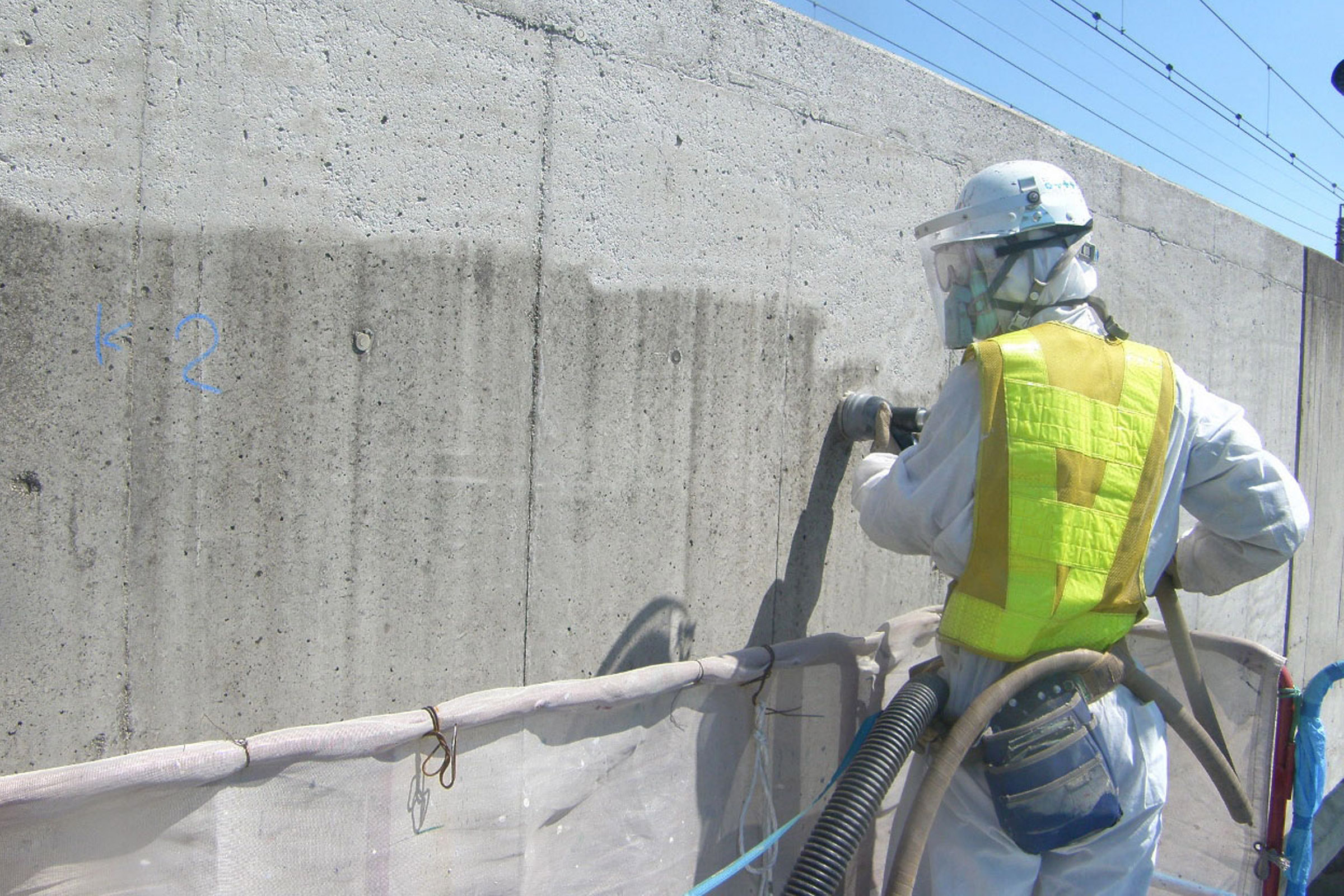 私たちは、日々進化を遂げる新進気鋭の総合塗装工事企業です。戸建住宅からマンション、民間施設、商業施設まで。一級塗装技能士のプロフェッショナル職人集団が卓越した技術が外壁・屋根に活力を取り戻します。外壁・屋根の塗装・防水工事の事なら私たち上康工業にお任せください