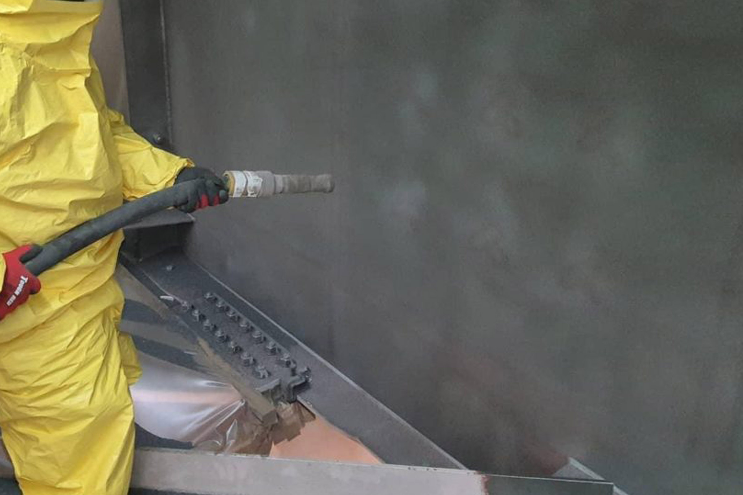 私たちは、日々進化を遂げる新進気鋭の総合塗装工事企業です。戸建住宅からマンション、民間施設、商業施設まで。一級塗装技能士のプロフェッショナル職人集団が卓越した技術が外壁・屋根に活力を取り戻します。外壁・屋根の塗装・防水工事の事なら私たち上康工業にお任せください