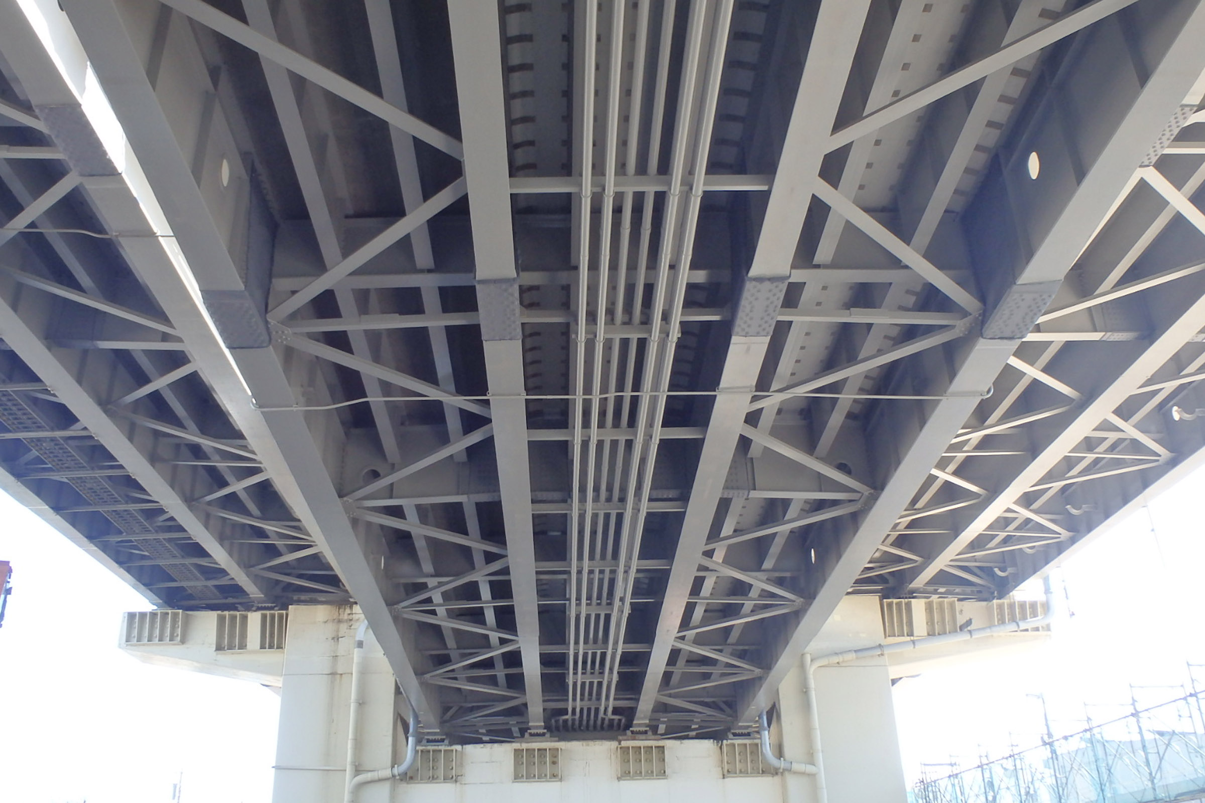 私たちは、日々進化を遂げる新進気鋭の総合塗装工事企業です。戸建住宅からマンション、民間施設、商業施設まで。一級塗装技能士のプロフェッショナル職人集団が卓越した技術が外壁・屋根に活力を取り戻します。外壁・屋根の塗装・防水工事の事なら私たち上康工業にお任せください