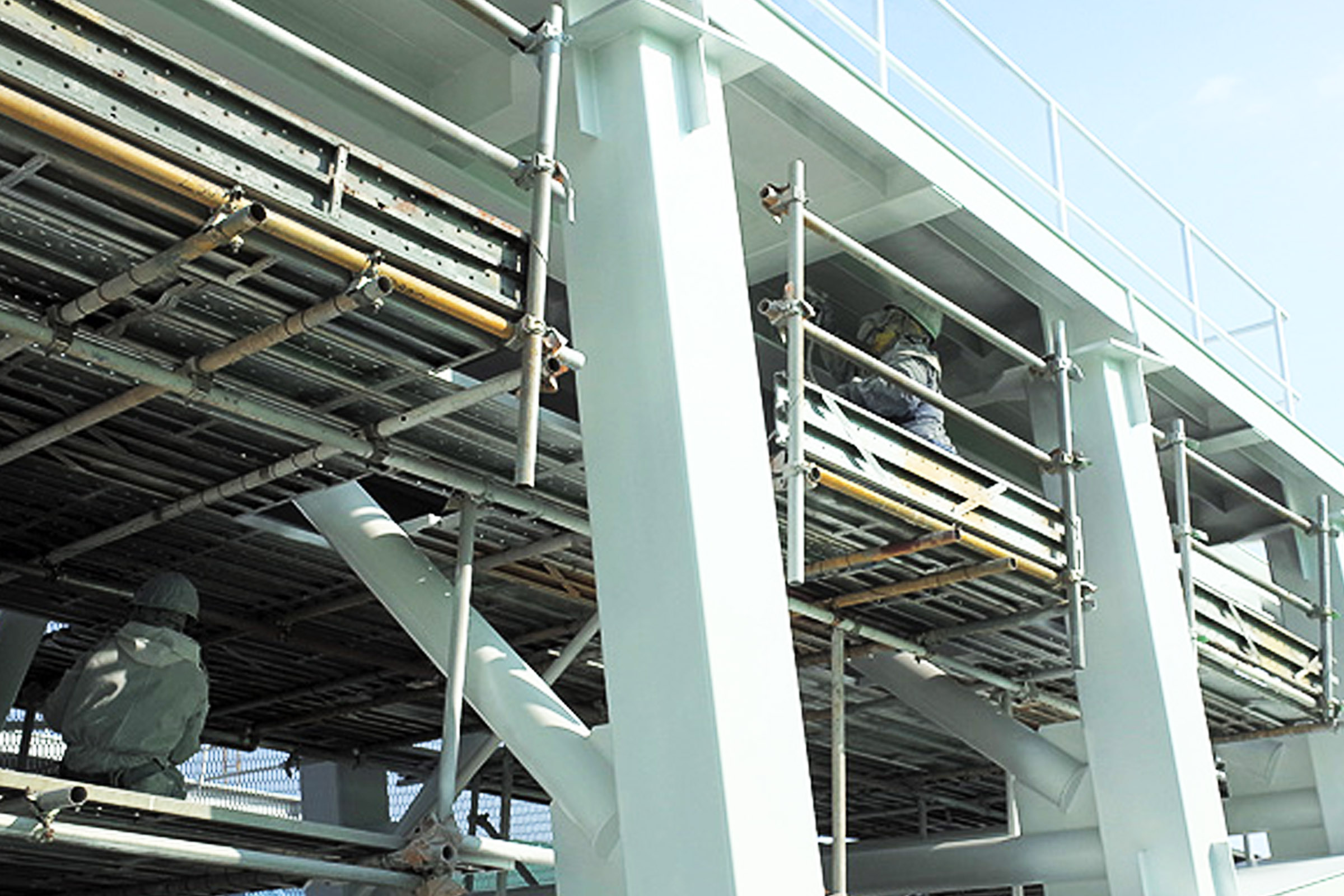 私たちは、日々進化を遂げる新進気鋭の総合塗装工事企業です。戸建住宅からマンション、民間施設、商業施設まで。一級塗装技能士のプロフェッショナル職人集団が卓越した技術が外壁・屋根に活力を取り戻します。外壁・屋根の塗装・防水工事の事なら私たち上康工業にお任せください